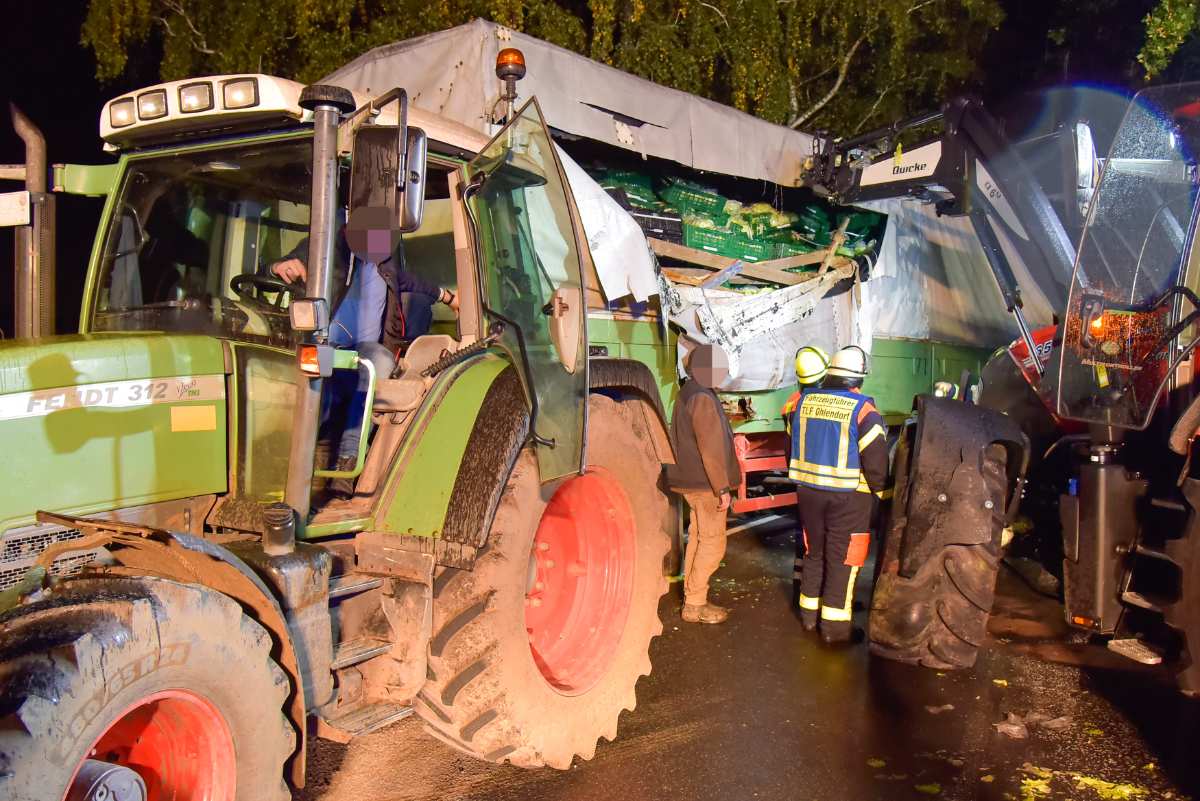 Traktoren verunfallen - Ladung verteilt sich auf der Straße