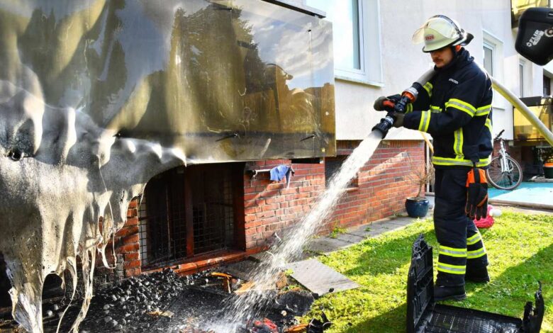 Feuer unter einem Balkon konnte noch rechtzeitig unter Kontrolle gebracht werden