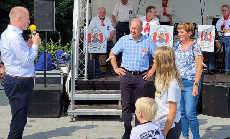 LeA Vorstand erhält bei Sommerfest Auszeichnung von Neu Wulmstorfs Bürgermeister