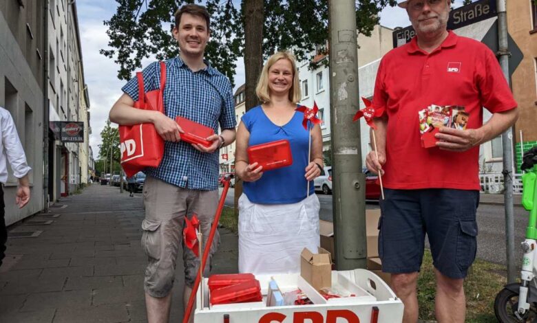 SPD Infostand am Kirchenhang überrascht mit Spielzeug gefüllten Brotdosen