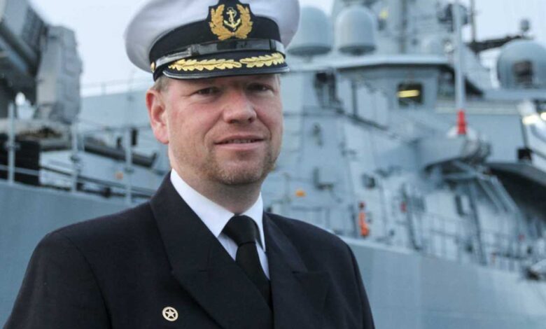 Kommandant der Fregatte "Schleswig-Holstein" übergibt Staffelstab