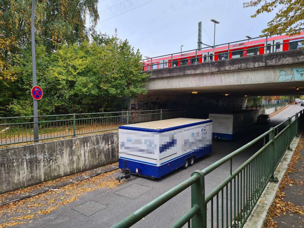Parkverbot unter der Bahnunterführung am Geutensweg gefordert 1 Parkverbot unter der Bahnunterführung am Geutensweg gefordert