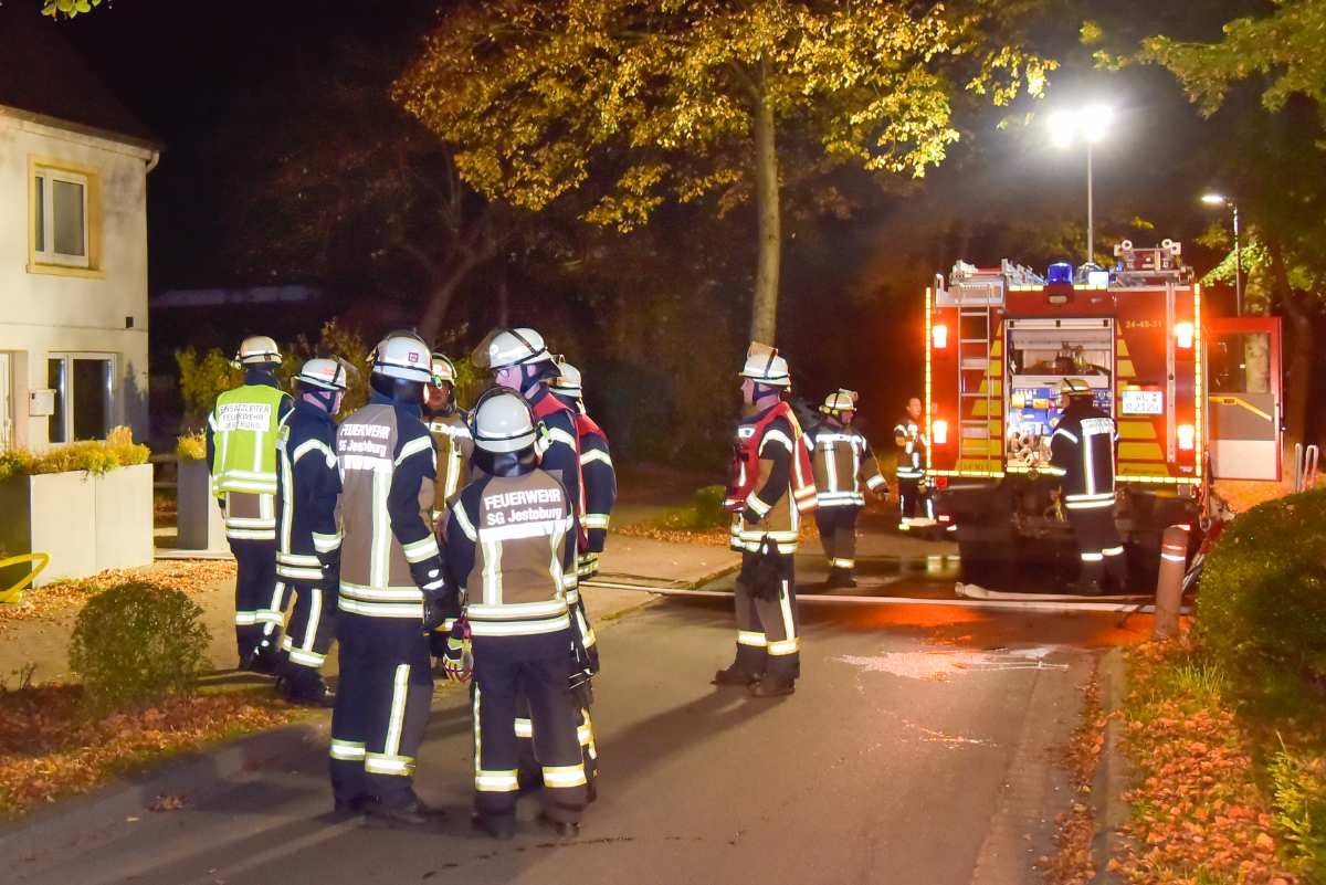 Feuerwehr rettet schlafenden Mann aus verrauchter Wohnung