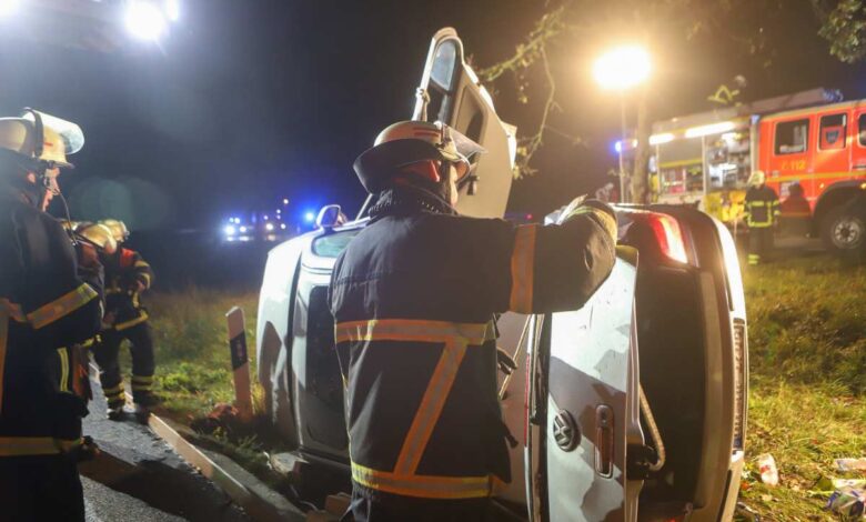 Auto bei Auffahrt auf die B75 verunfallt