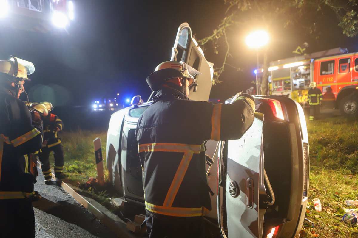 Auto bei Auffahrt auf die B75 verunfallt