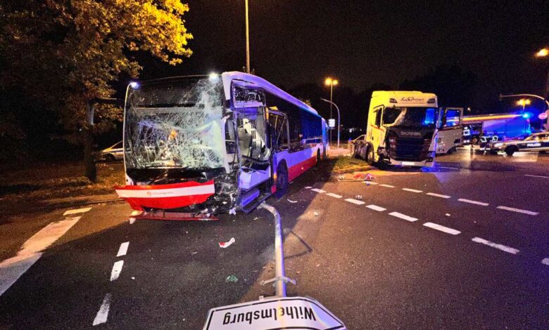 Heftiger Unfall zwischen LKW und Linienbus