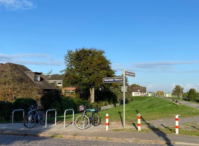 Fahrradständer an der Bushaltestelle Neuenfelder Fährdeich installiert