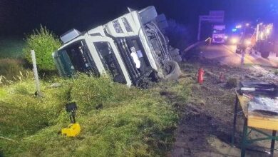LKW verunfallt aufgrund medizinischen Notfalls schwer