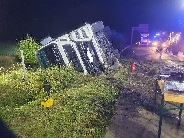 LKW verunfallt aufgrund medizinischen Notfalls schwer