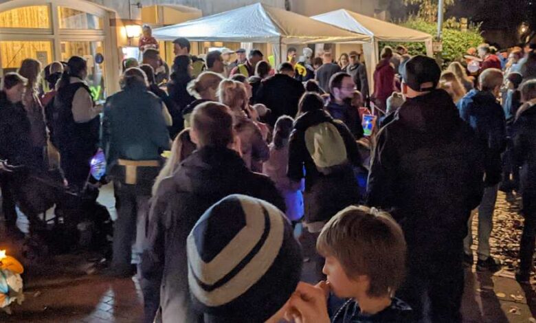Über 200 Eltern und Kinder ziehen durch Eißendorf