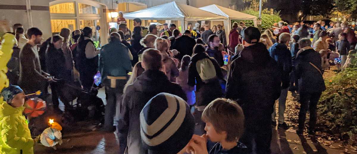 Über 200 Eltern und Kinder ziehen durch Eißendorf