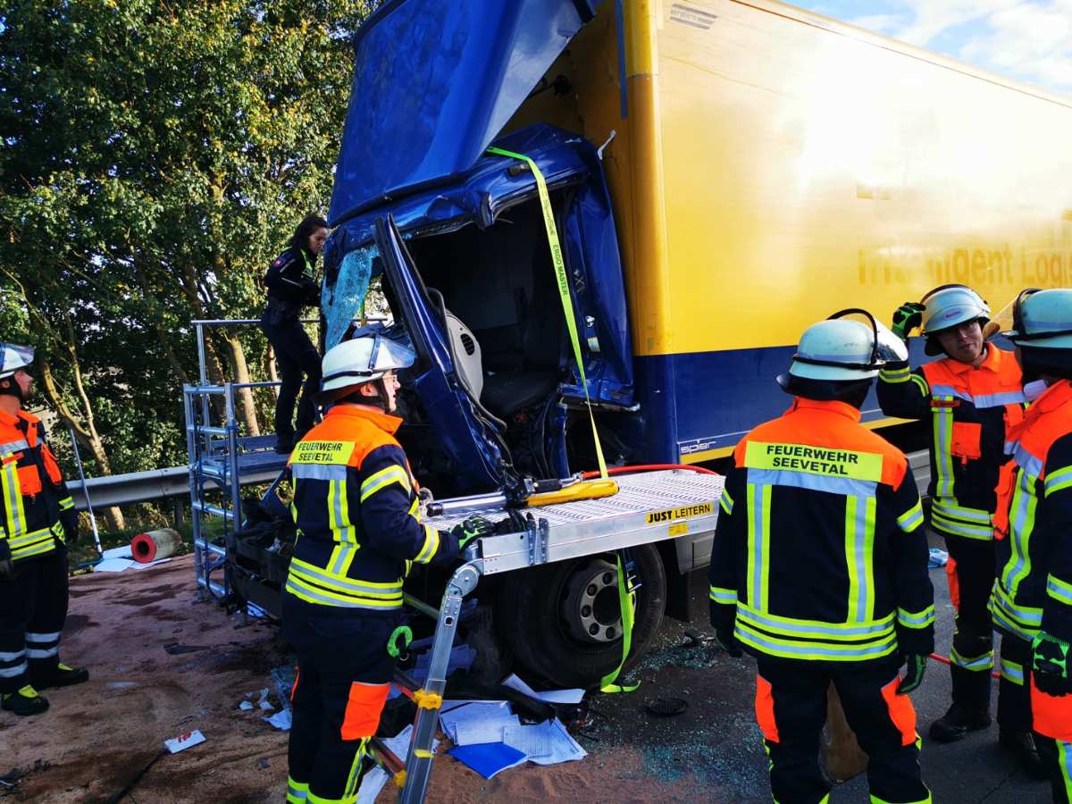Feuerwehr Maschen rettet eingeklemmten LKW Fahrer nach schwerem Verkehrsunfall auf der A1