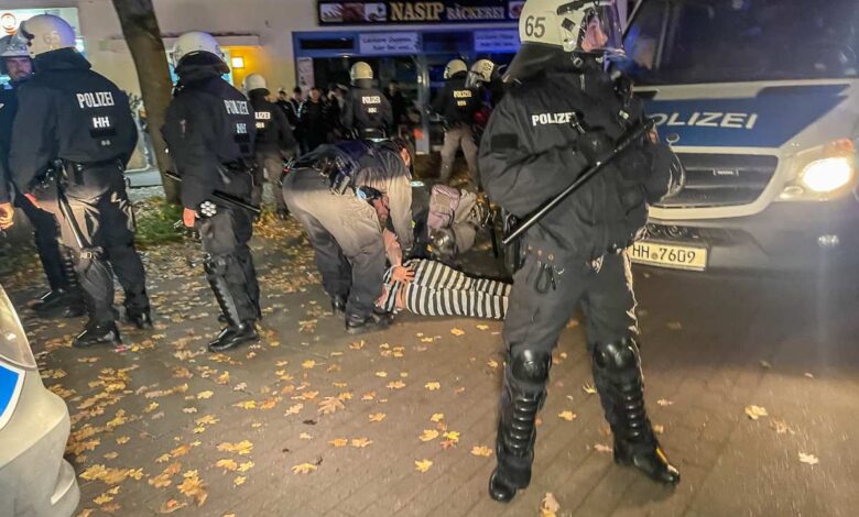 Halloween: Jugendliche drehen frei und attackieren Polizisten in Harburg