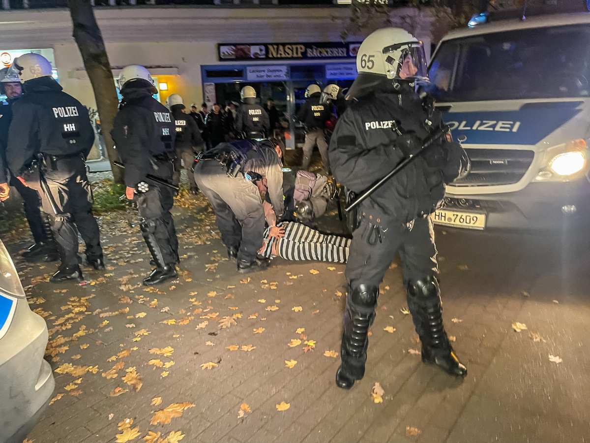 Halloween: Jugendliche drehen frei und attackieren Polizisten in Harburg 1 Halloween: Jugendliche drehen frei und attackieren Polizisten in Harburg