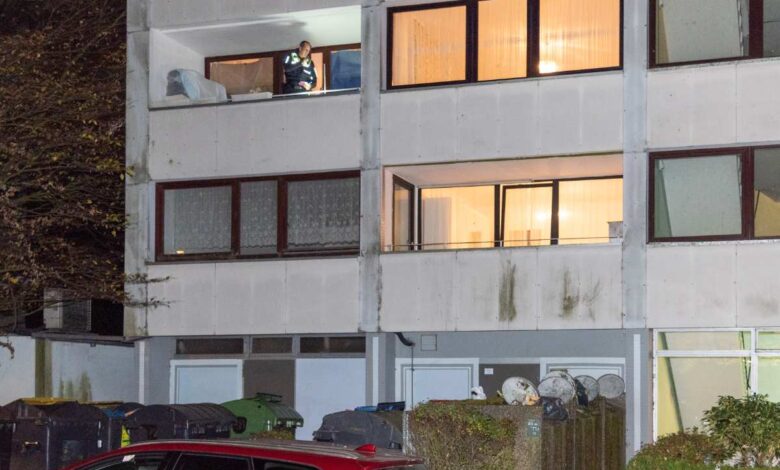 Mann stürzt aus der zweiten Etage auf eine Biotonne