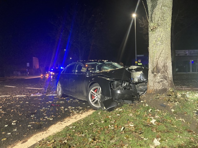 Tumulte und Angriffe auf Rettungskräfte bei Verkehrsunfall mit zum Teil schwer verletzten Autoinsassen