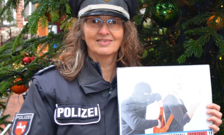 Polizei warnt vor Taschendiebstählen in der Vorweihnachtszeit - Plakataktion in Buxtehude