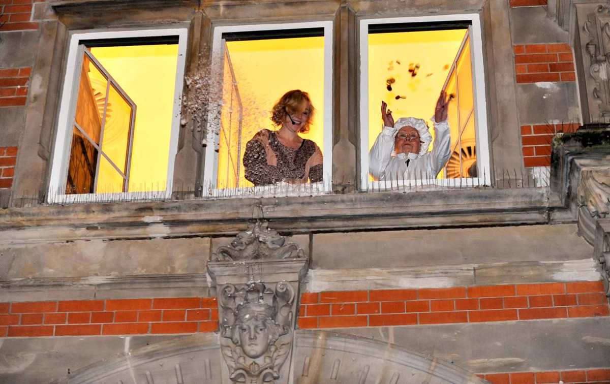 Oweh, kein Schnee: Frau Holle kommt zum Harburger Weihnachtsmarkt