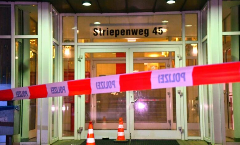 38-jähriger greift Gruppe mit Cuttermesser an - Anklage lautet auf versuchten Mord