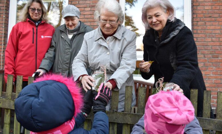 Vorschulkinder überraschen Tagesgäste in Marmstorf mit Sternenlichtern