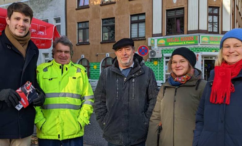 Zu sehen sind Mitglieder der SPD Harburg West, die einen Infostand bekleideten.