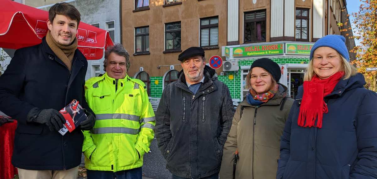 Zu sehen sind Mitglieder der SPD Harburg West, die einen Infostand bekleideten.