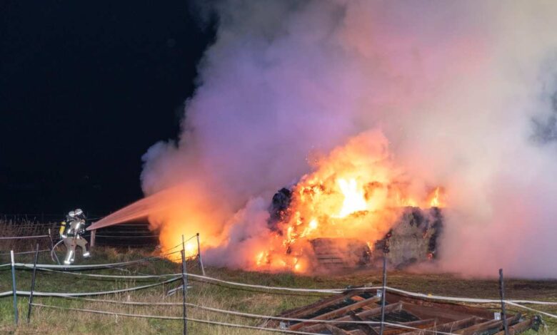 Das Bild zeigt heftige Falmmen von brennenden Strohballen auf einem Feld