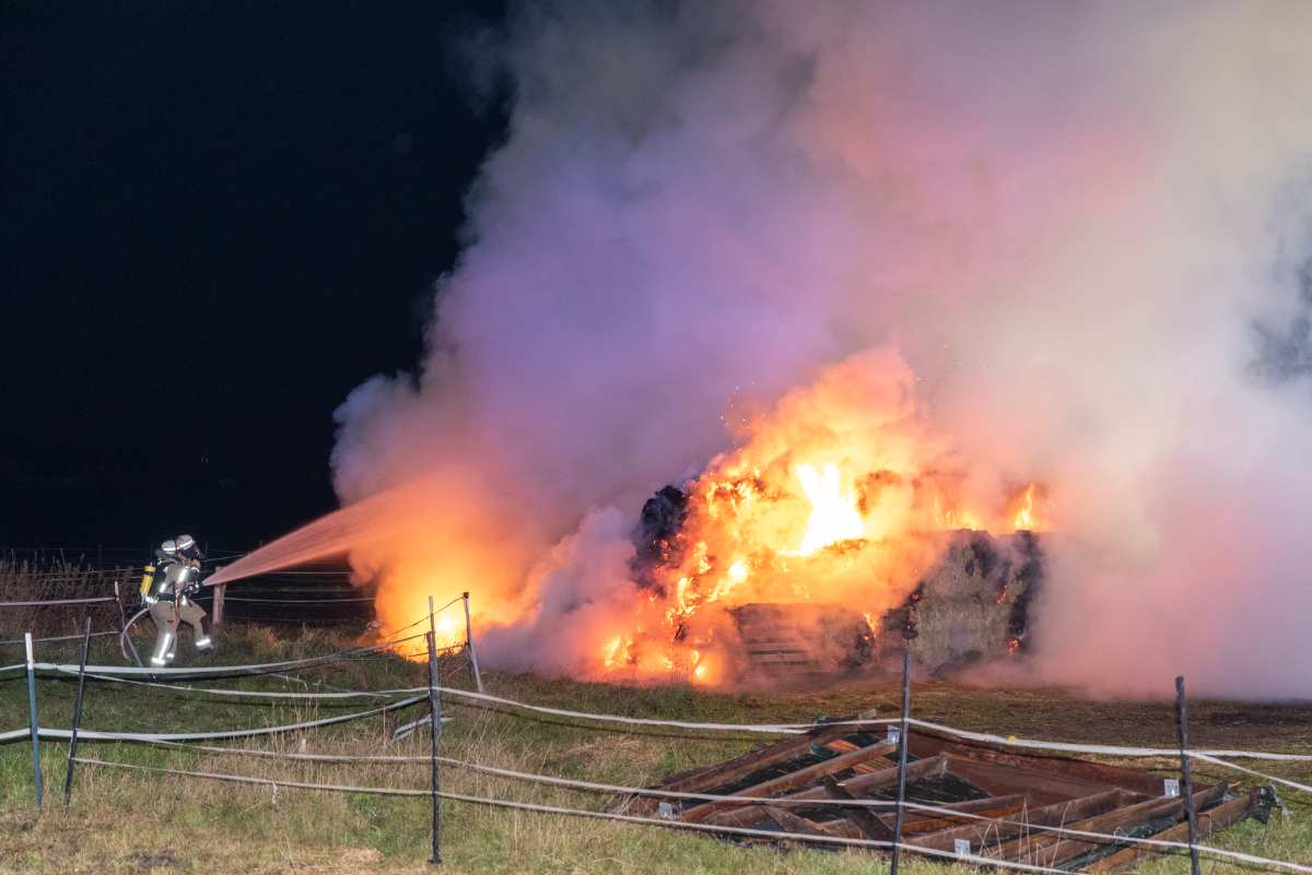 Das Bild zeigt heftige Falmmen von brennenden Strohballen auf einem Feld