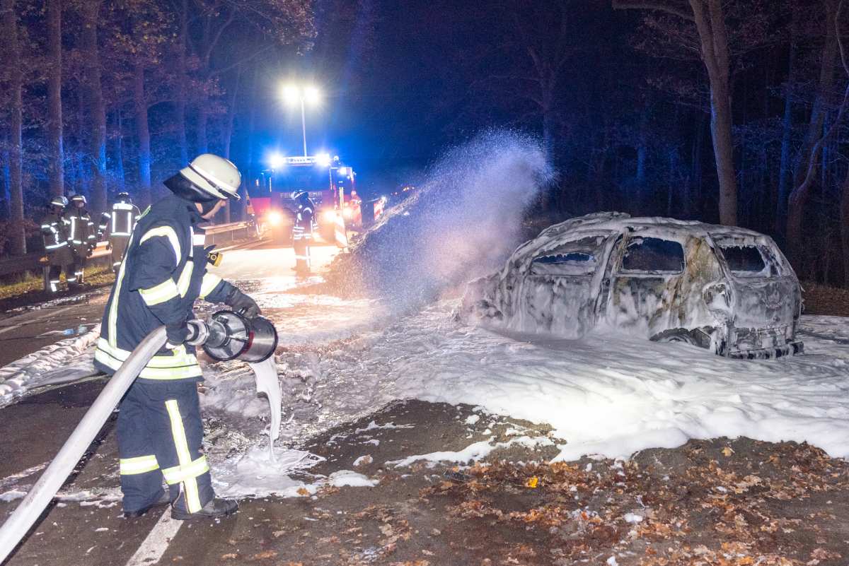 Abgestellter PKW durch Feuer zerstört
