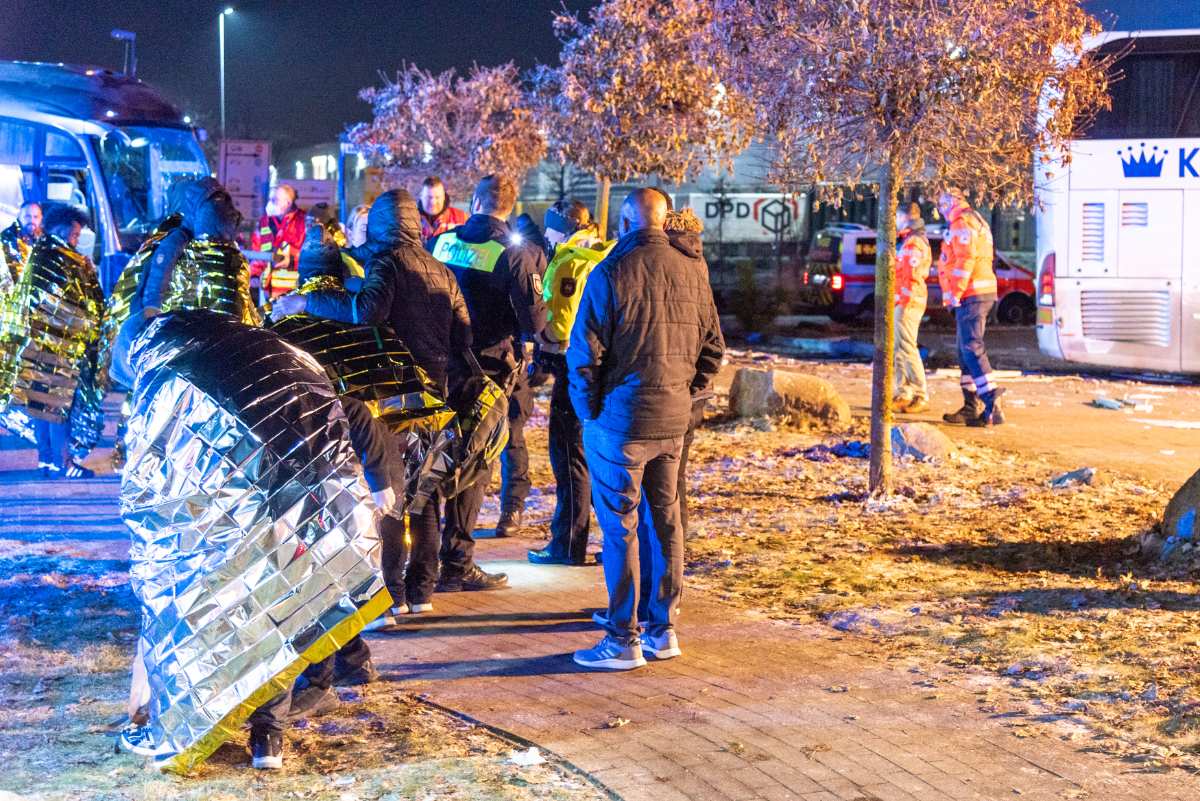 16 Verletzte bei Kollision zweier Reisebusse