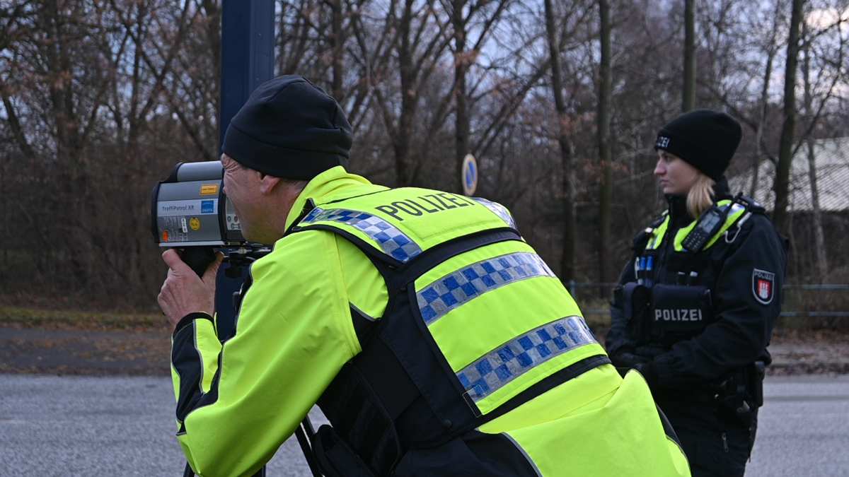 Zahlreiche Verkehrsverstöße bei Kontrollen auf Velorouten in Harburg aufgedeckt - 166 Fahrzeuge angehalten