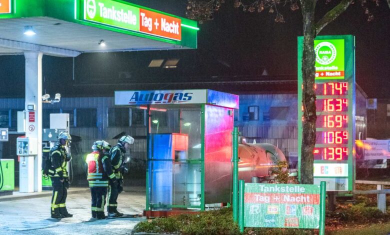 Feuerwehrleute vor einer Gastankstelle