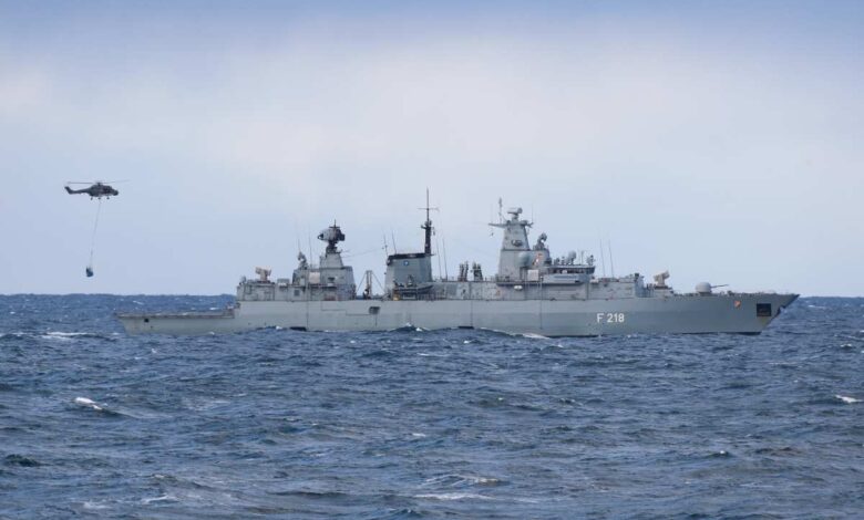 Das Bild zeigt ein Kriegsschiff.