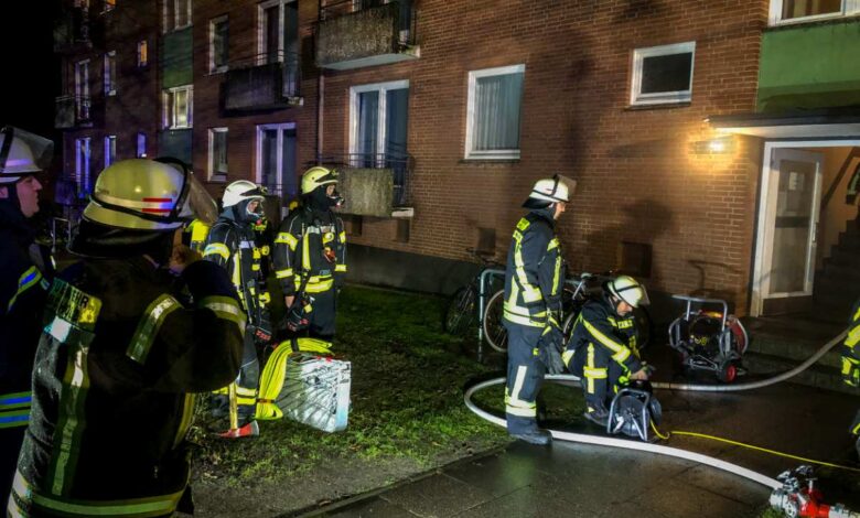 Das Bild zeigt Feuerwehrleute auf dem Weg in die Brandwohnung.