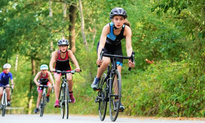Auf dem Bild sind sportliche Fahrradfahrende zu sehen.