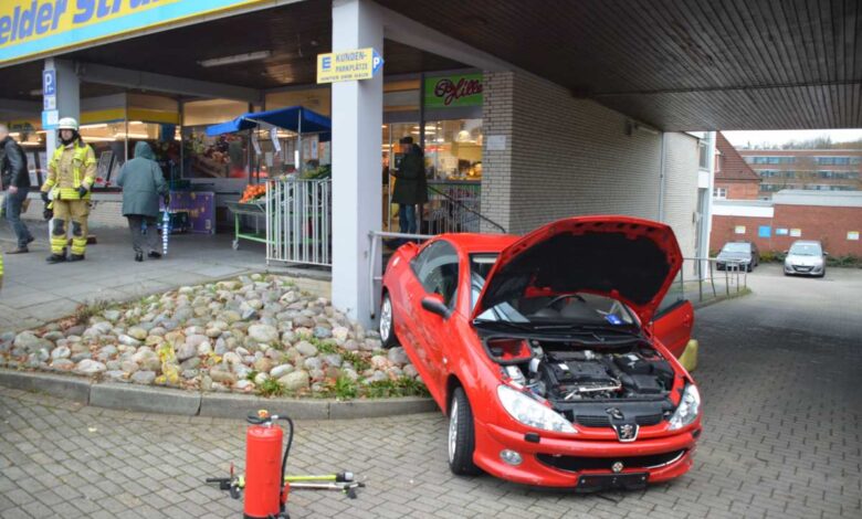 82-jährige Autofahrerin fährt in Supermarktschaufenster