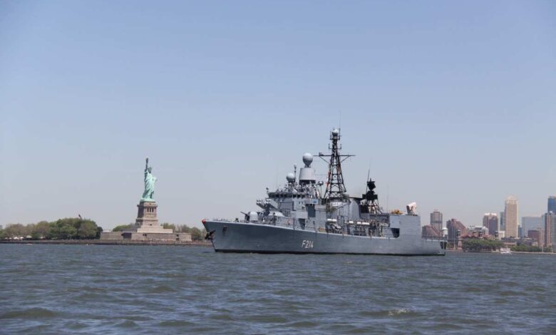 Das Bild zeigt ein Kriegsschiff auf dem Hudson River