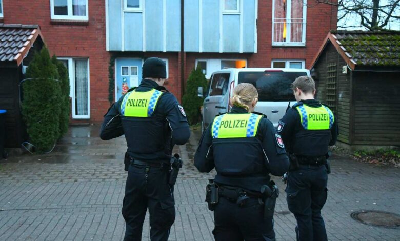 Polizei vor einem Haus