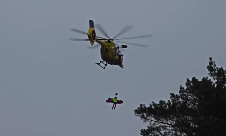 Hubschrauber hebt Verletzten mit Seilwinde aus der Fischbeker Heide