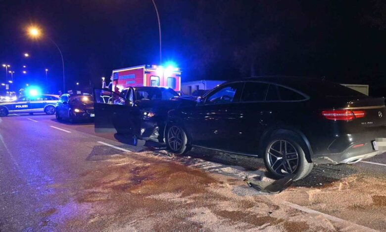 Die Unfallstelle ist großflächig verunreinigt.