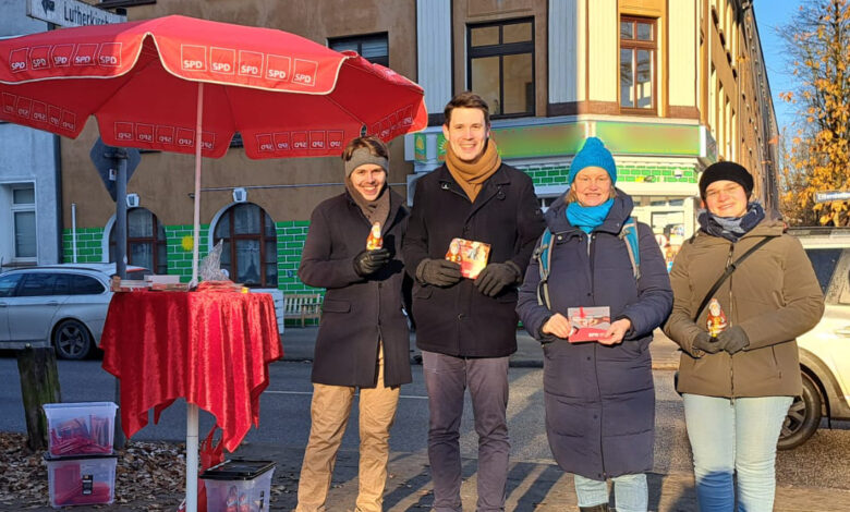 Menschen am Infostand der SPD
