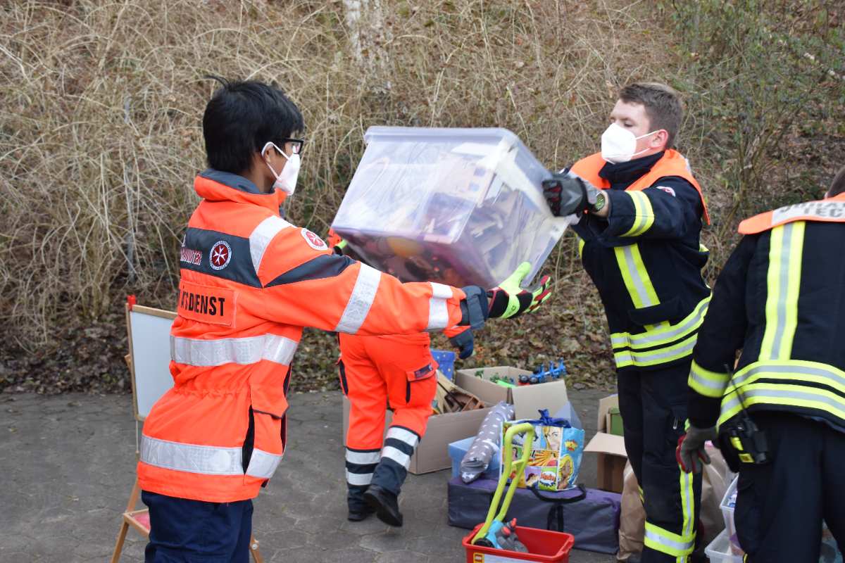<strong>20 ehrenamtliche Johanniter organisieren Umzug der Flüchtlingsunterkunft von Maschen nach Eddelsen</strong>