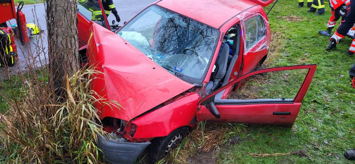 Ein verunfalltes Fahrzeug in Nahaufnahme.