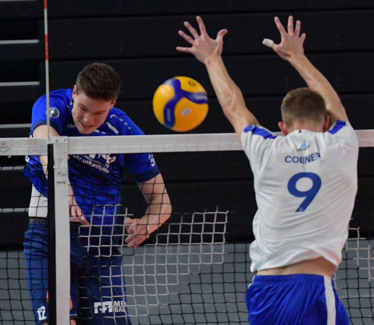 Volleyball Spieler im Duell am Netz