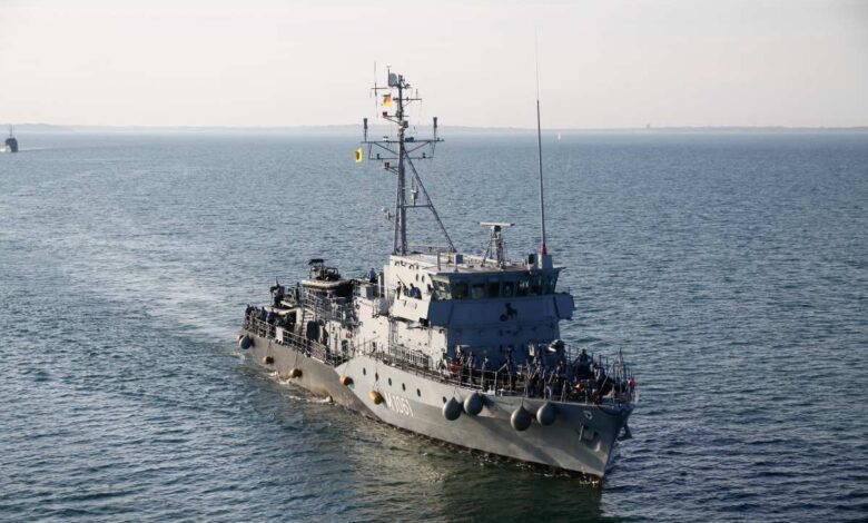 Ein Kampfschiff ist zu sehen.