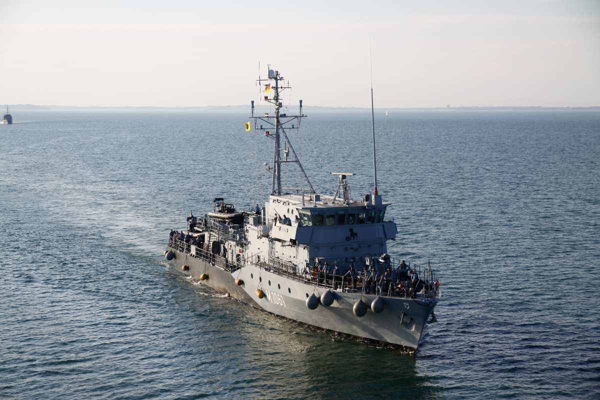 Ein Kampfschiff ist zu sehen.