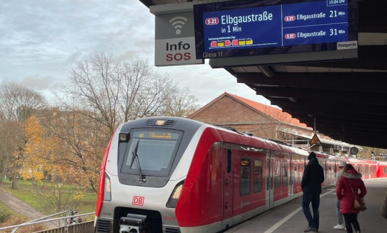 Die Bahn fährt auf einem Bahnsteig ein.