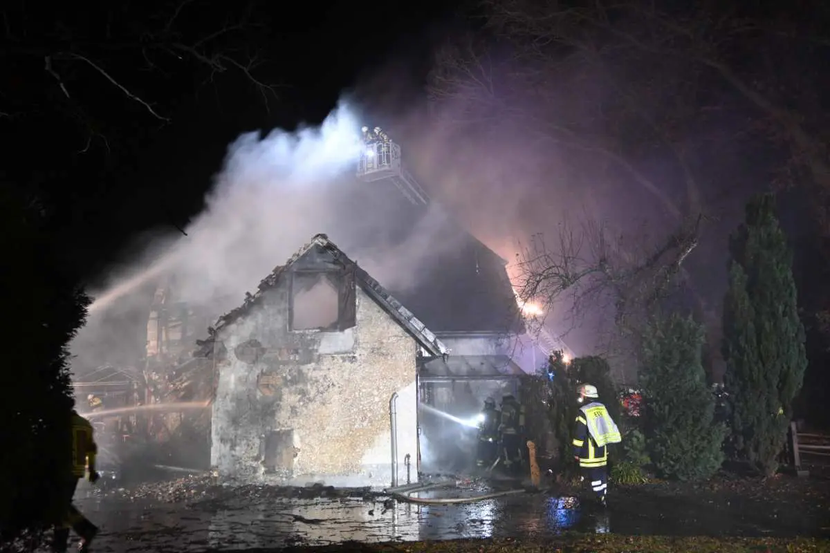 Brände in Oldershausen und Rottorf zu Neujahr - Feuerwehren im Einsatz 1 Brände in Oldershausen und Rottorf zu Neujahr - Feuerwehren im Einsatz