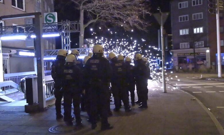 Das Bild zeigt Polizisten beim Einsatz.