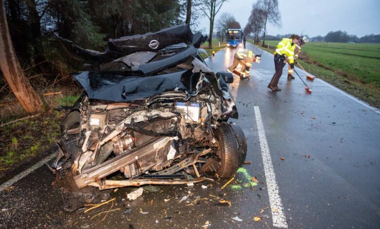 Zu sehen ist ein stark beschädigtes Fahrzeug.